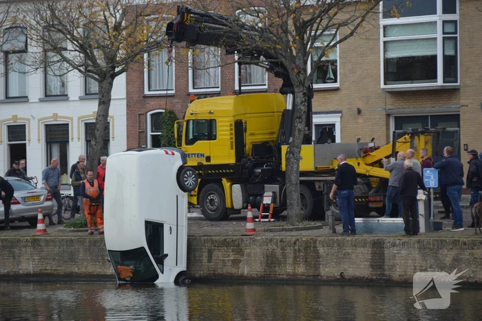 Bestelbus belandt in gracht