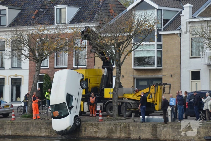 Bestelbus belandt in gracht