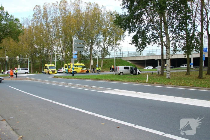 Persoon bekneld na ongeval op kruising
