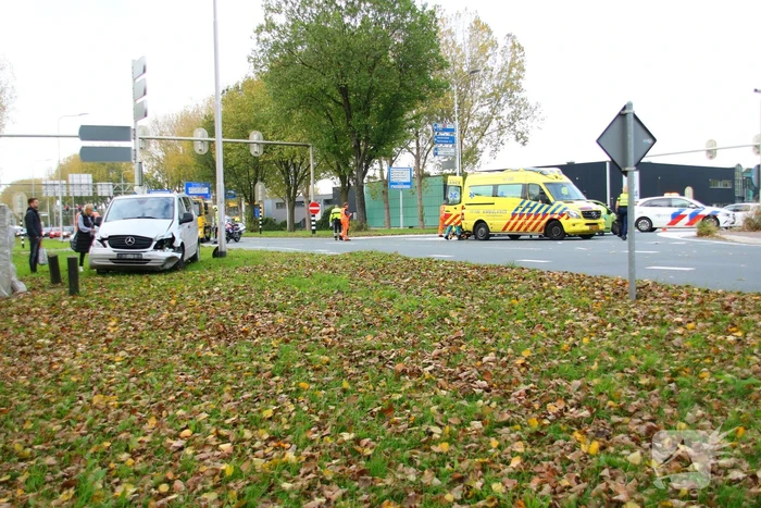 Persoon bekneld na ongeval op kruising