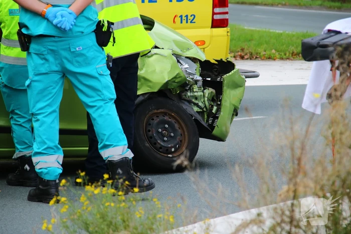 Persoon bekneld na ongeval op kruising