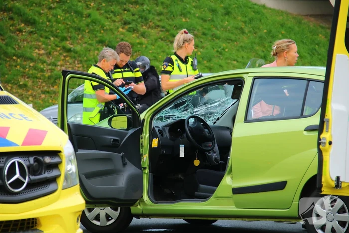 Persoon bekneld na ongeval op kruising