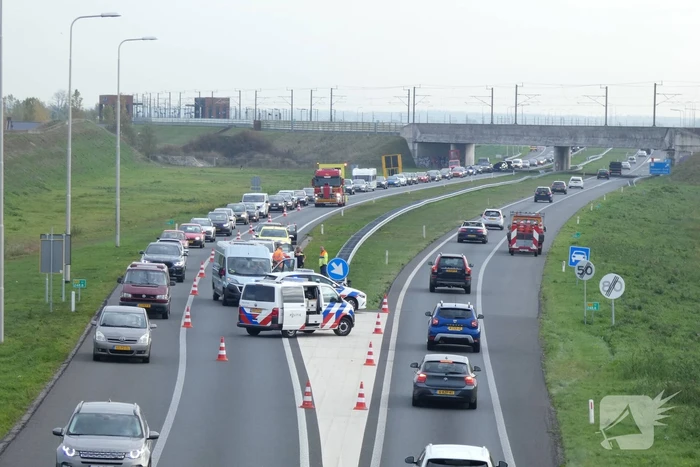 Bestelbus in botsing met politievoertuig