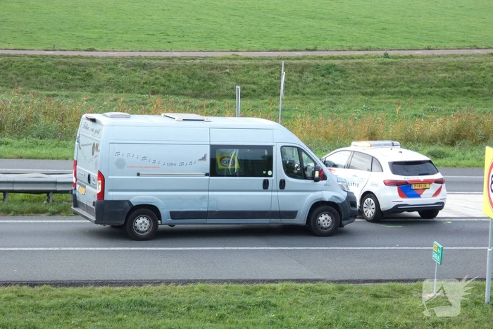 Bestelbus in botsing met politievoertuig