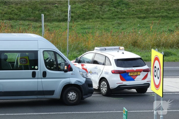 Bestelbus in botsing met politievoertuig