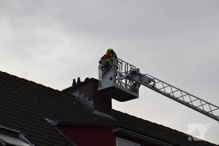 Kat van schoorsteen gehaald door brandweer