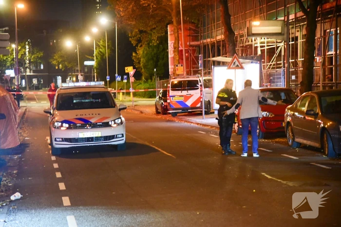 Persoon lost schoten op auto