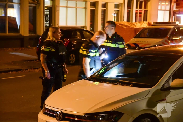 Persoon lost schoten op auto