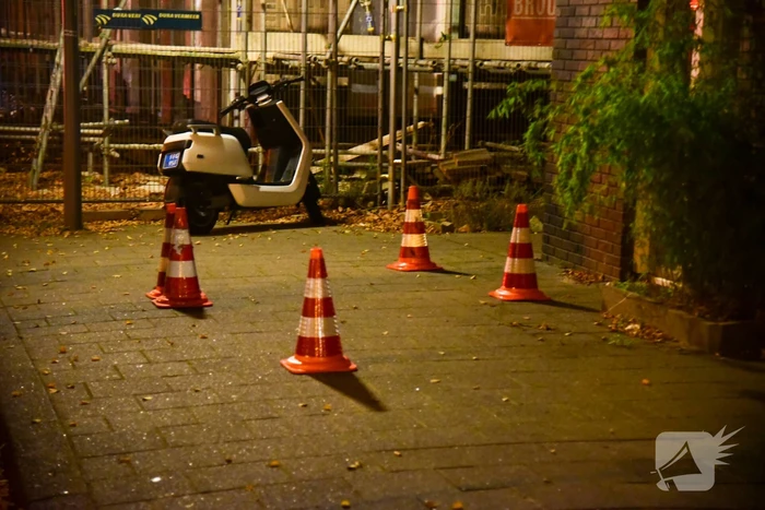Persoon lost schoten op auto