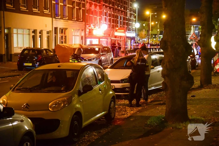 Persoon lost schoten op auto