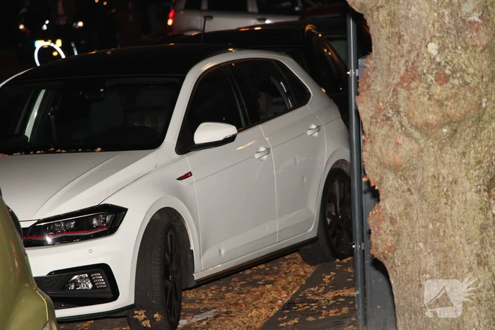 Persoon lost schoten op auto