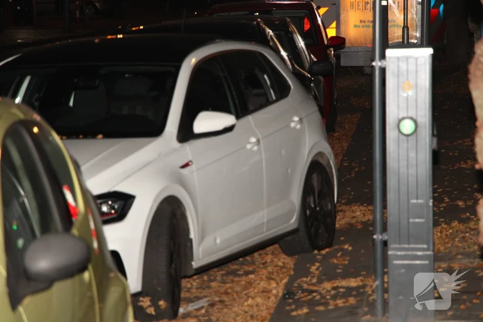 Persoon lost schoten op auto