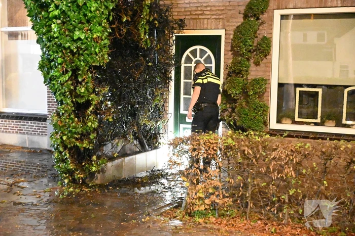 Heg bij voordeur in brand na harde knal