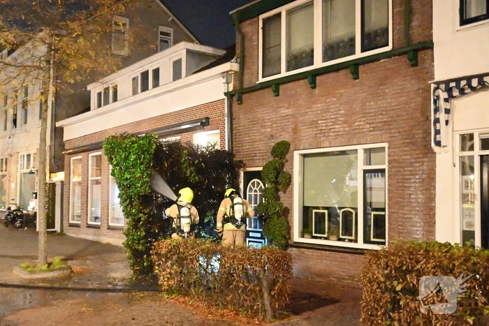 Heg bij voordeur in brand na harde knal