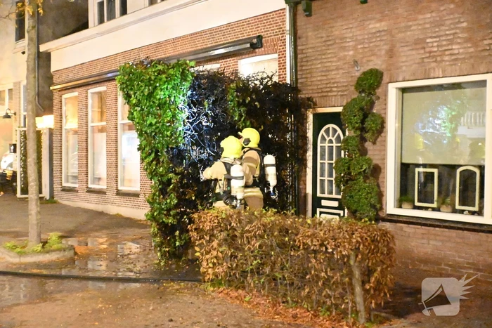 Heg bij voordeur in brand na harde knal