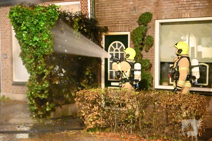 Heg bij voordeur in brand na harde knal