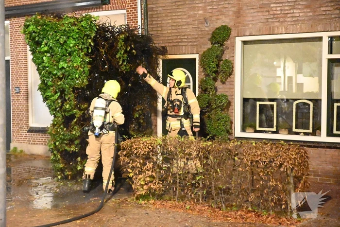 Heg bij voordeur in brand na harde knal