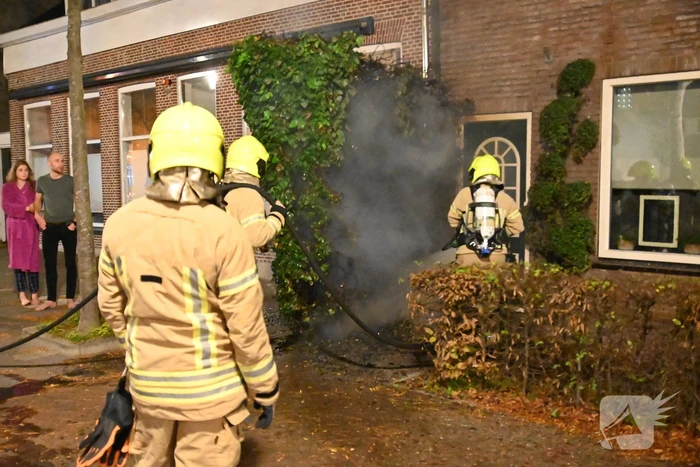 Heg bij voordeur in brand na harde knal