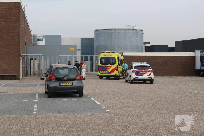 Scooterrijder gewond bij aanrijding met hek