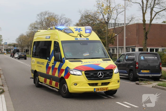 Scooterrijder gewond bij aanrijding met hek