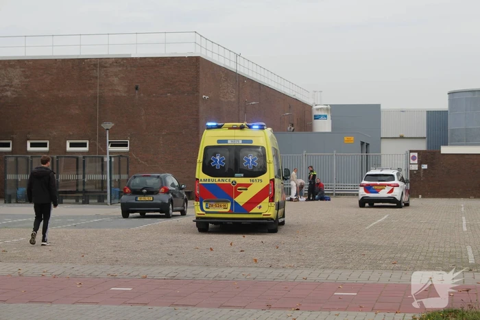 Scooterrijder gewond bij aanrijding met hek