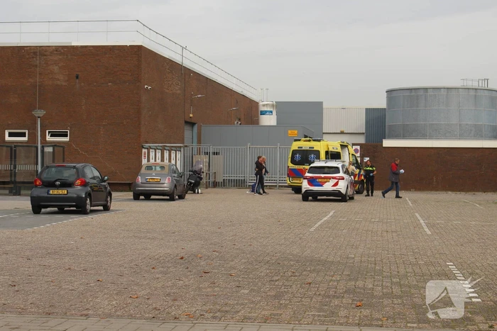 Scooterrijder gewond bij aanrijding met hek