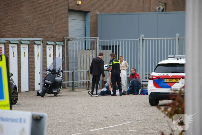 Scooterrijder gewond bij aanrijding met hek