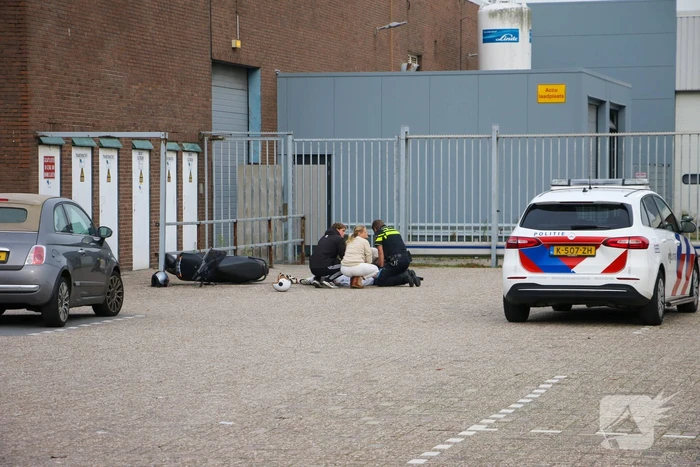 Scooterrijder gewond bij aanrijding met hek