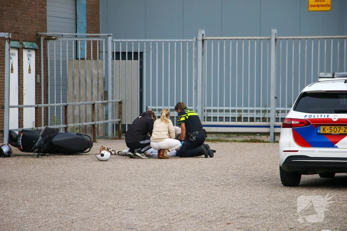 Scooterrijder gewond bij aanrijding met hek
