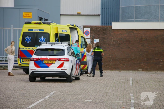 Scooterrijder gewond bij aanrijding met hek