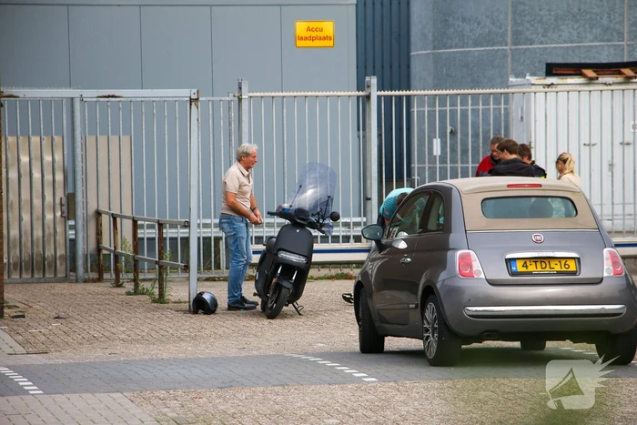 Scooterrijder gewond bij aanrijding met hek
