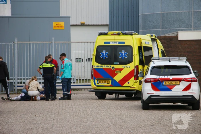 Scooterrijder gewond bij aanrijding met hek