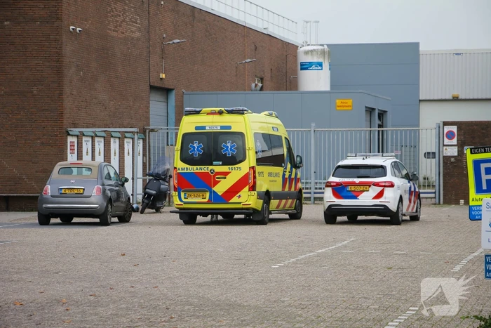 Scooterrijder gewond bij aanrijding met hek