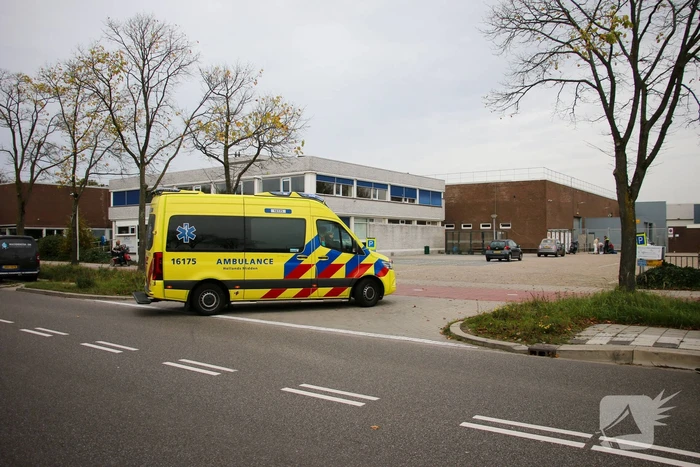 Scooterrijder gewond bij aanrijding met hek