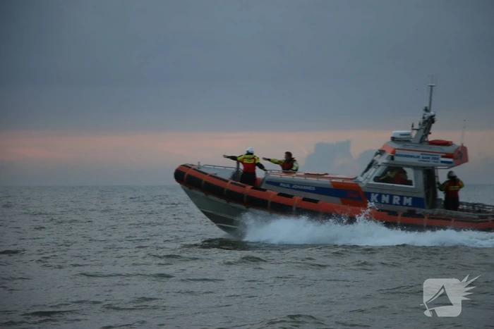 Kitesurfer gered uit zee door KNRM
