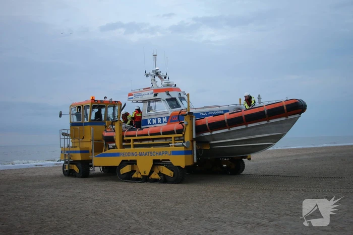 Kitesurfer gered uit zee door KNRM