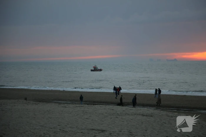 Kitesurfer gered uit zee door KNRM