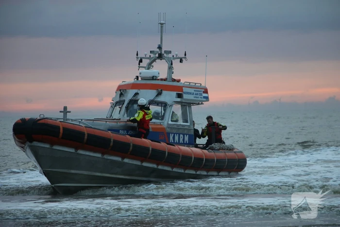 Kitesurfer gered uit zee door KNRM