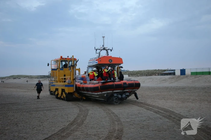 Kitesurfer gered uit zee door KNRM