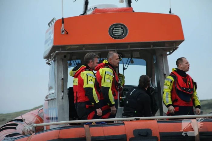 Kitesurfer gered uit zee door KNRM
