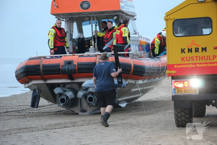 Kitesurfer gered uit zee door KNRM