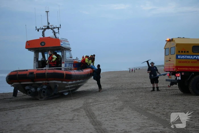 Kitesurfer gered uit zee door KNRM