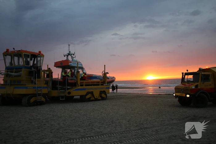 Kitesurfer gered uit zee door KNRM