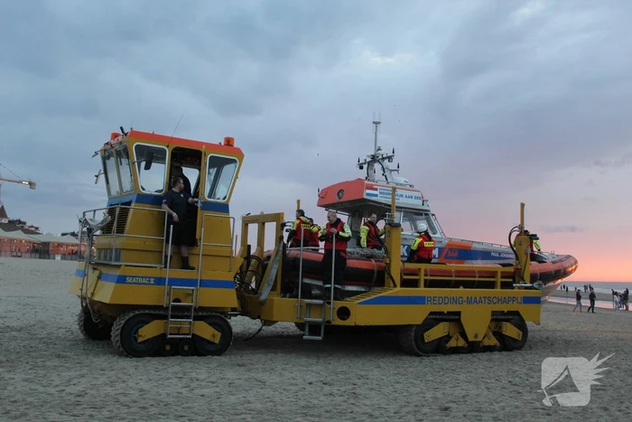 Kitesurfer gered uit zee door KNRM