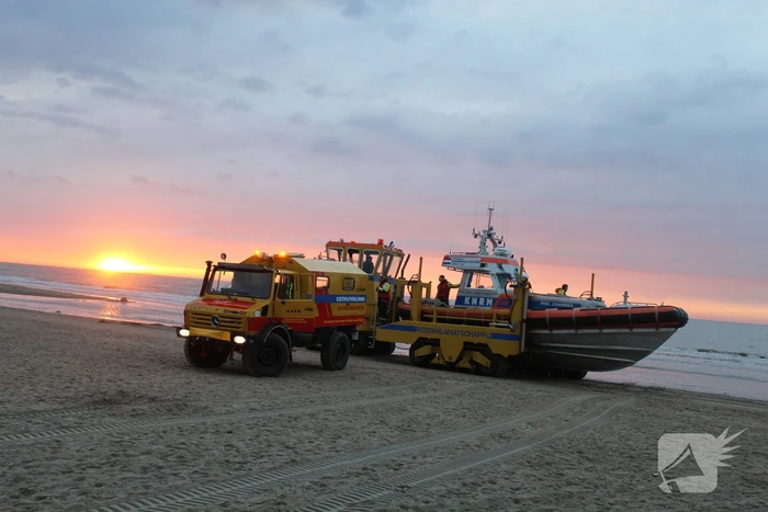 Kitesurfer gered uit zee door KNRM