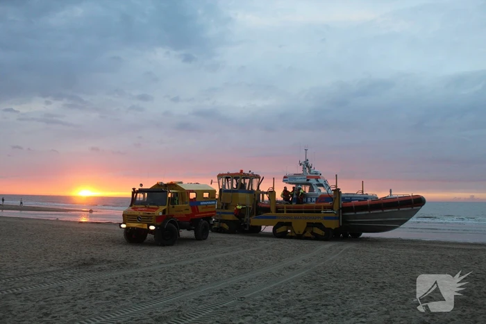 Kitesurfer gered uit zee door KNRM