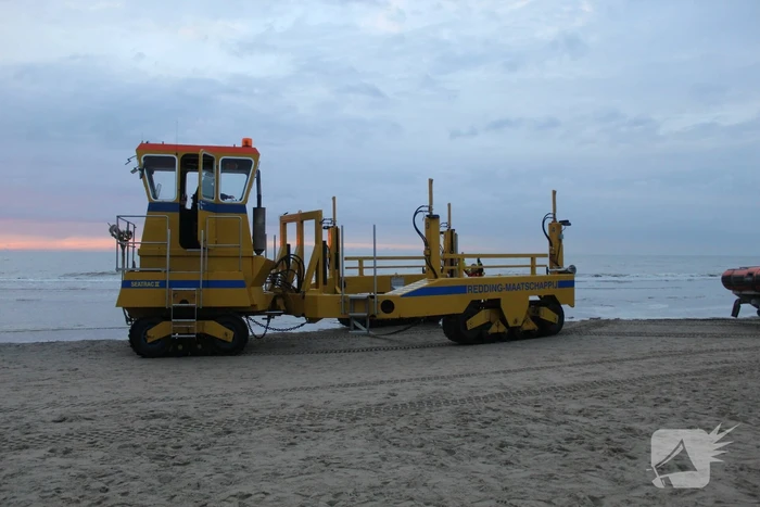 Kitesurfer gered uit zee door KNRM