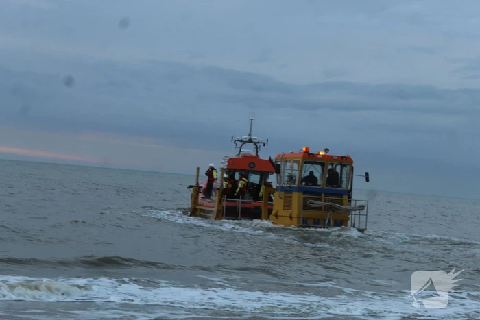 Kitesurfer gered uit zee door KNRM