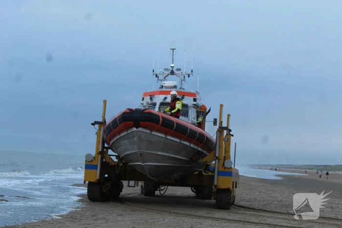 Kitesurfer gered uit zee door KNRM