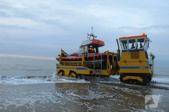 Kitesurfer gered uit zee door KNRM